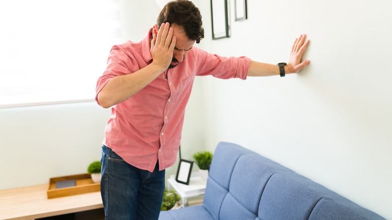 man experiencing dizziness
