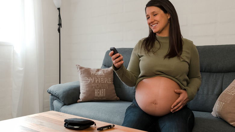 pregnant woman checking blood sugar