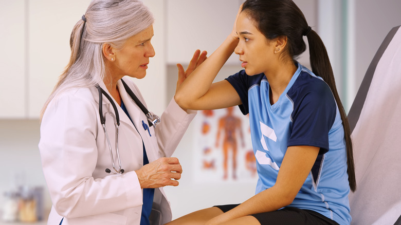 Doctro consulting with patient