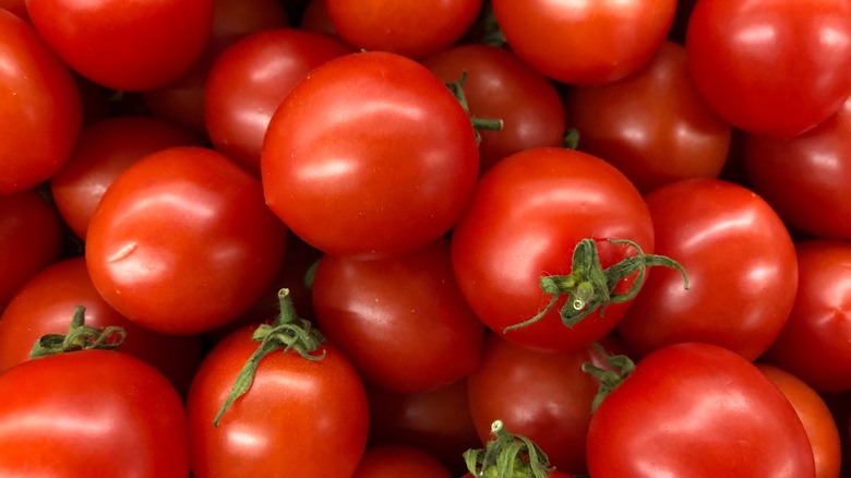 A pile of tomatoes