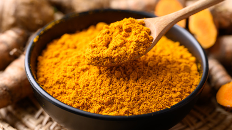 Turmeric powder and turmeric root