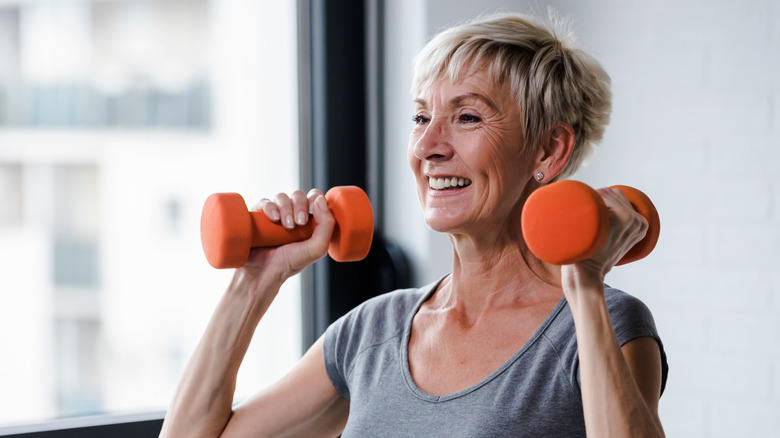 older woman lifting dumbells