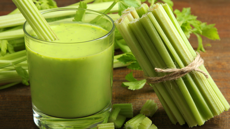celery juice in a glass 