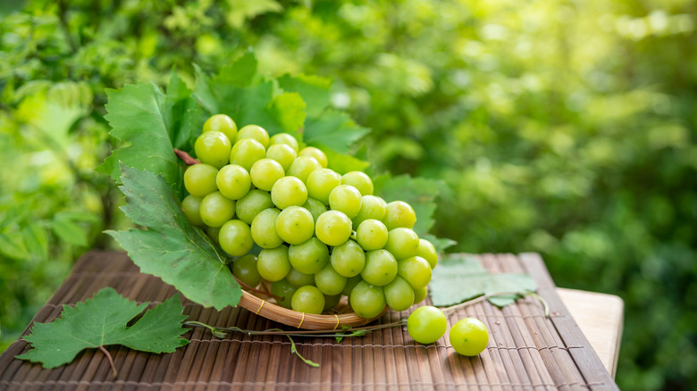 A bunch of green grapes