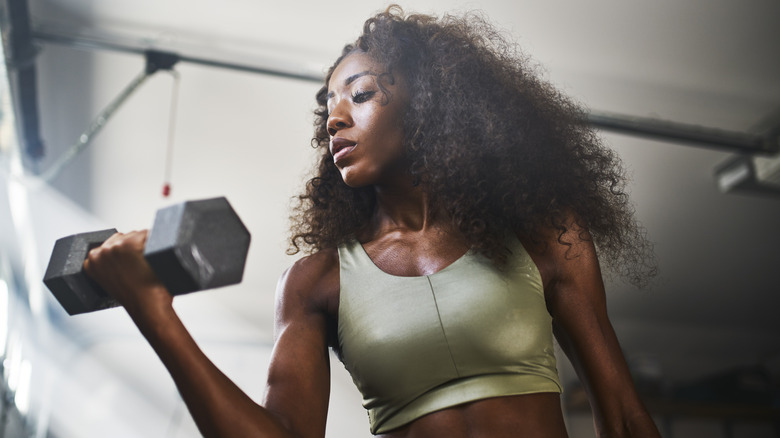 woman bicep curl