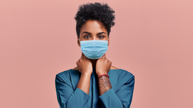 woman wearing face mask