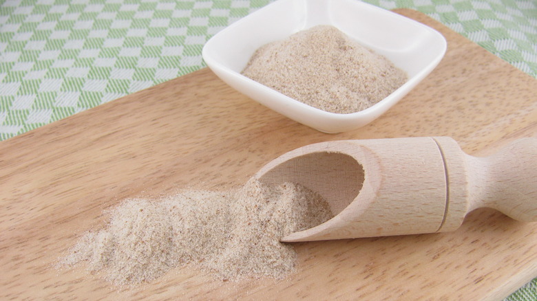 psyllium powder in spoon and bowl