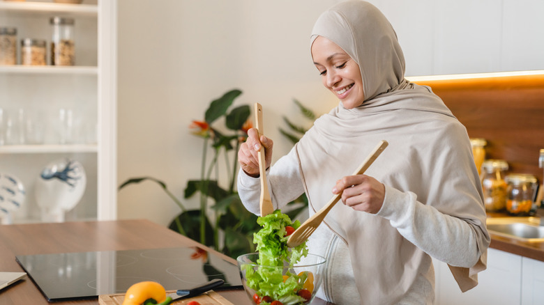 person preparing a healthy lunch