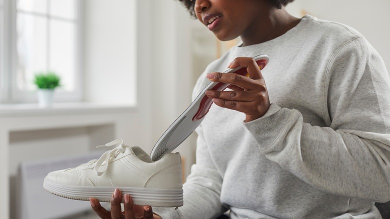 Fitting an insole in shoe