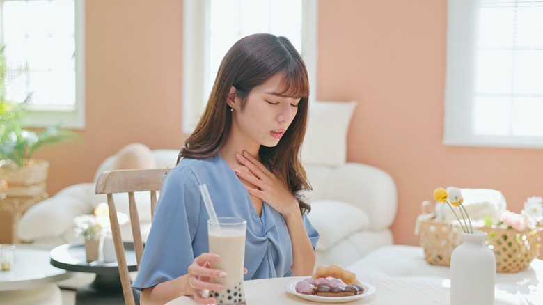 Individual eating with throat pain