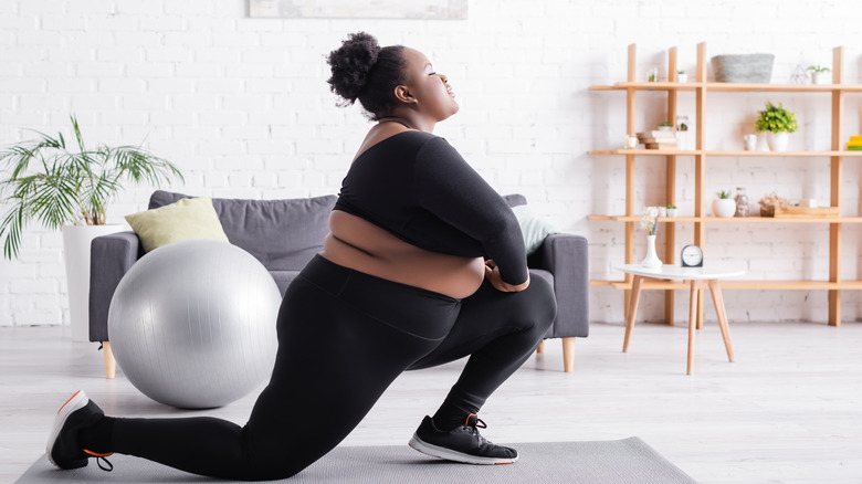 a woman doing lunges