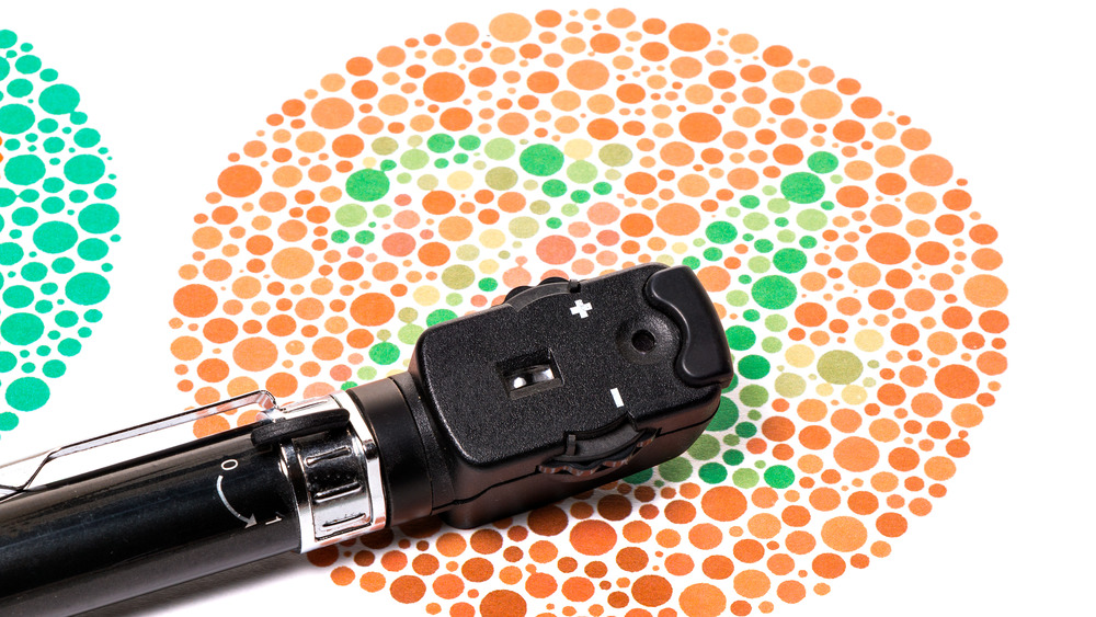 Instrument to check eyes on top of dots
