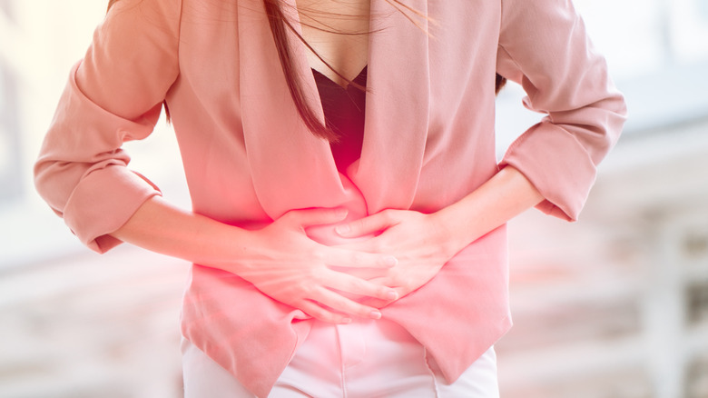 woman with endometriosis clutching abdomen