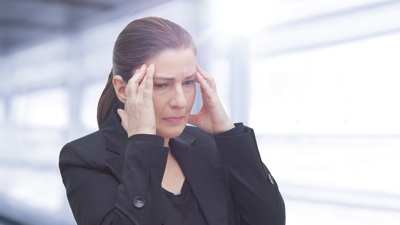 woman experiencing brain fog