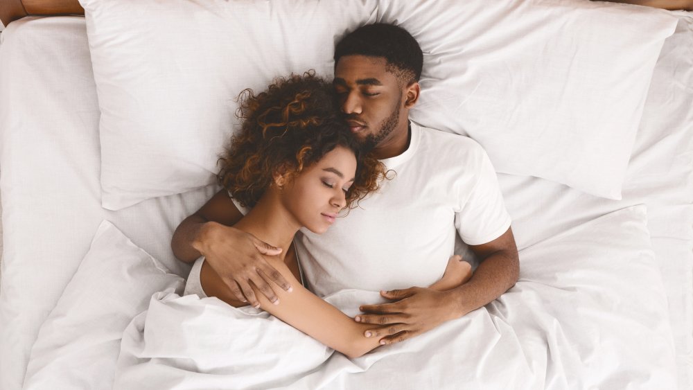 Top view of couple sleeping together in bed #paid, , #Sponsored, #ad,  #view, #bed, #sleeping, #Top | Dormir con tu pareja, Parejas, Mujeres  durmiendo