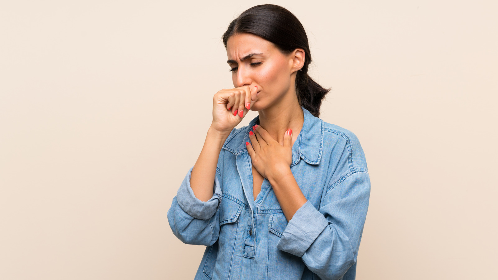 человек кашляет. кашель.