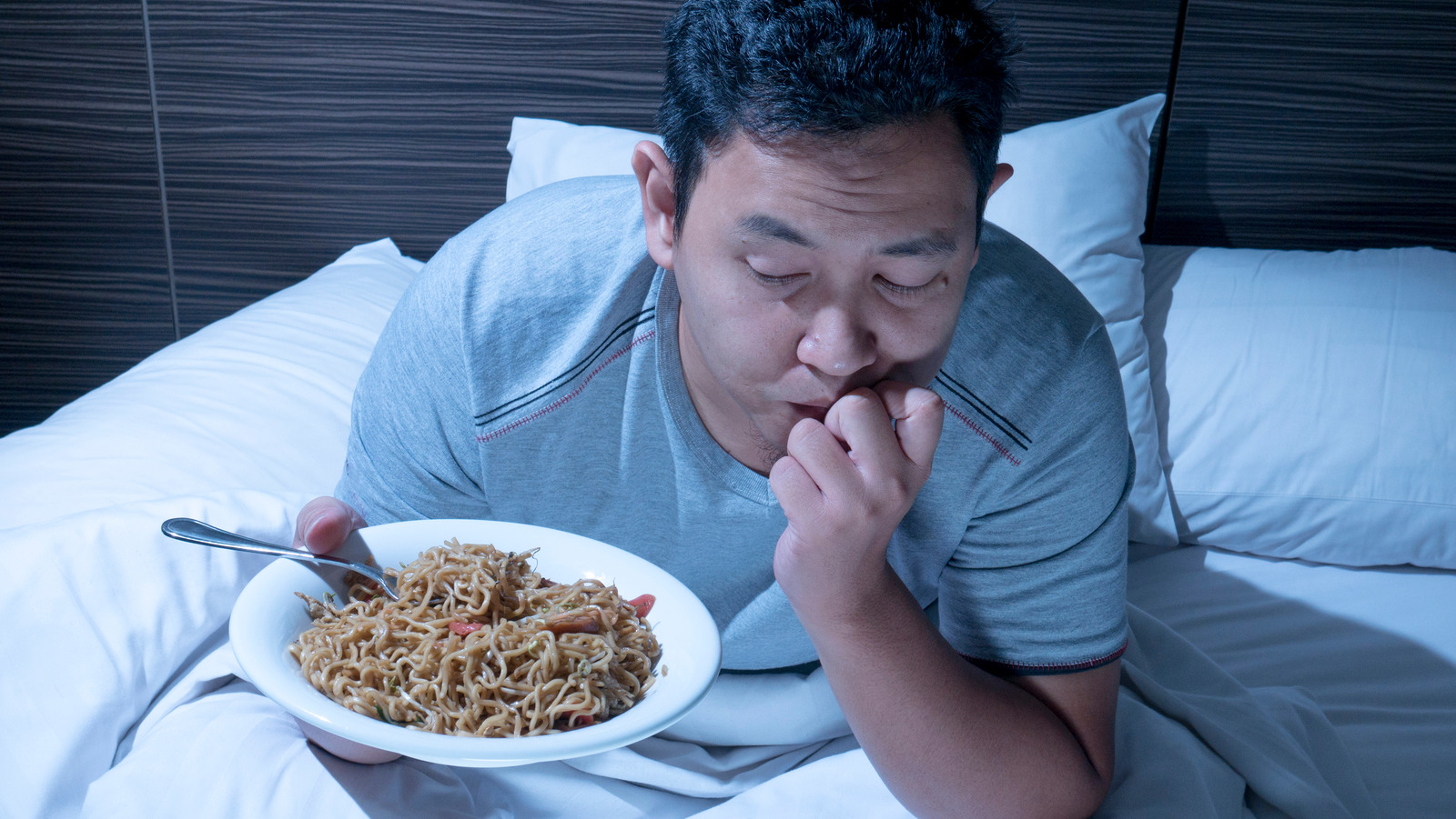 When You Eat Carbs Before Bed, This Is What Happens
