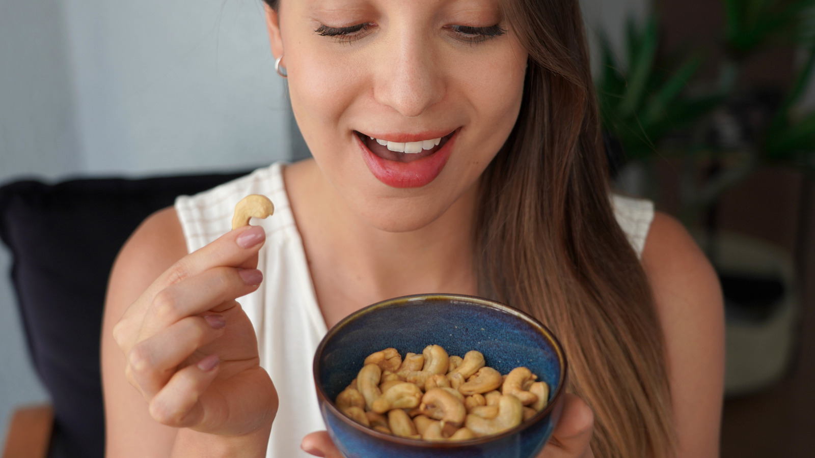 <a href="https://www.healthdigest.com/1927013/what-happens-to-blood-sugar-eat-cashews-every-day/" target="_blank">When You Eat Cashews Every Day, This Is What Happens To Your Blood Sugar</a>
