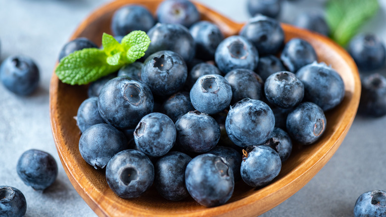 Fresh blueberries in a wooden bowl