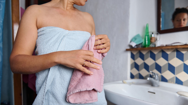 woman preparing to exfoliate her skin