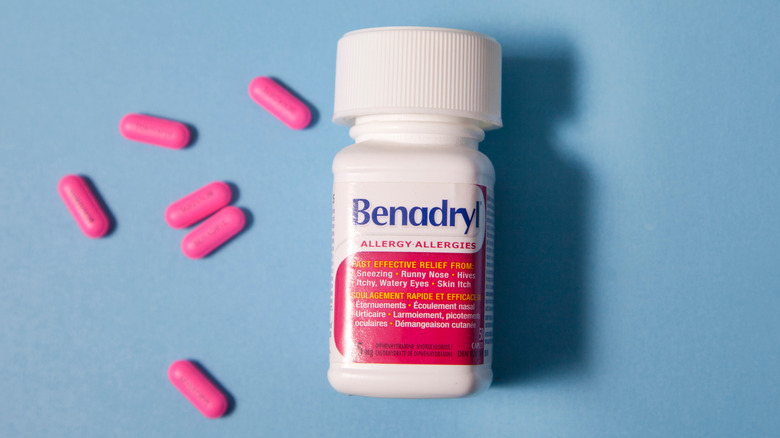 Bottle of Benadryl next to loose pills