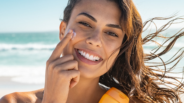 woman applying sunscreen