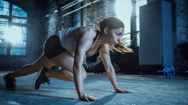 woman doing mountain climber exercise