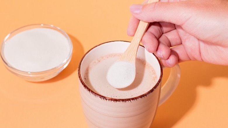adding protein powder to coffee