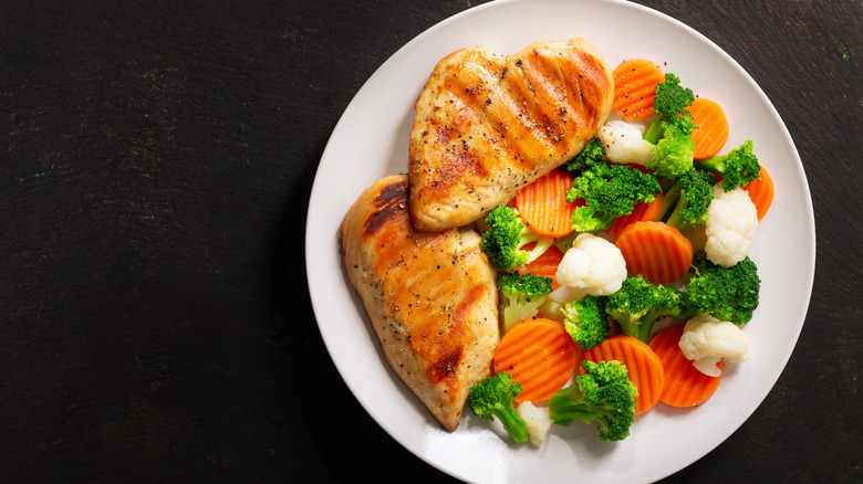 grilled chicken with broccoli and carrots