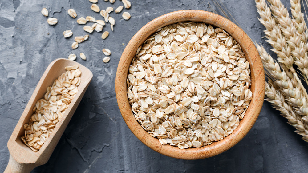 A bowl of oats in a bowl and on a scoop 