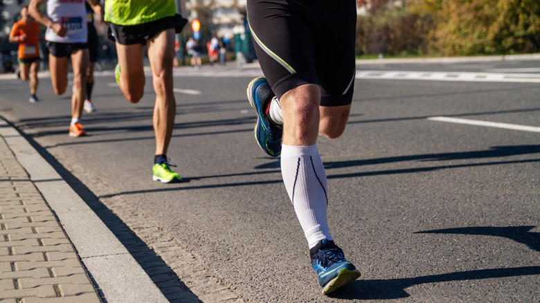 people running in marathon