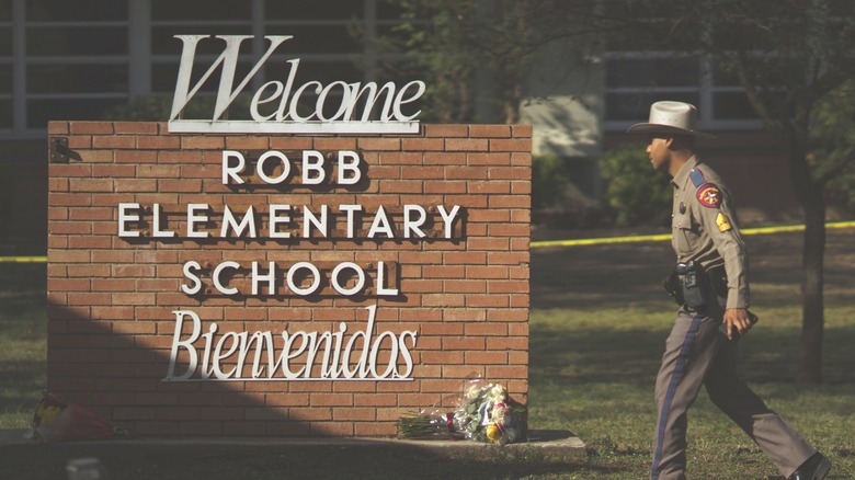 robb elementary school sign