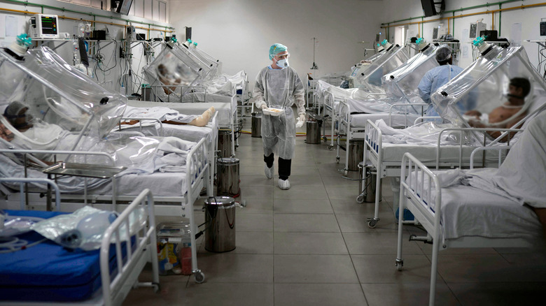 Full ICU beds with patients on ventilators 