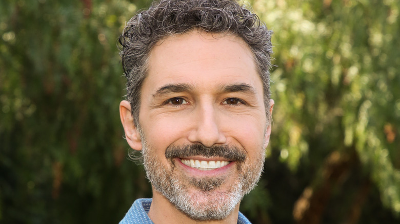 Headshot of Ethan Zohn smiling