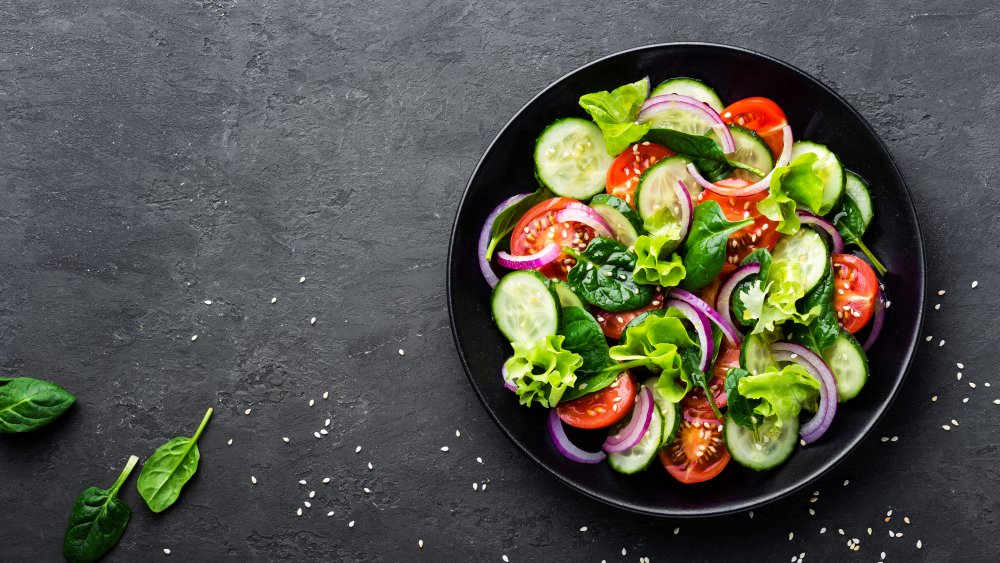 salad with some prebiotic foods, such as spinach and onion