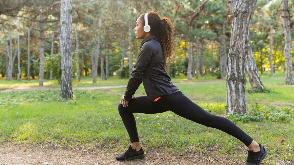 woman doing walking lunge