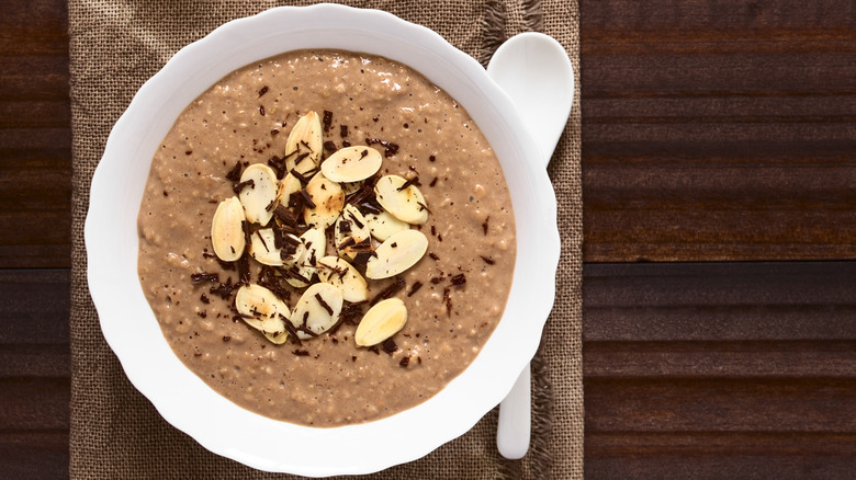 Oatmeal with cacao and almond slices