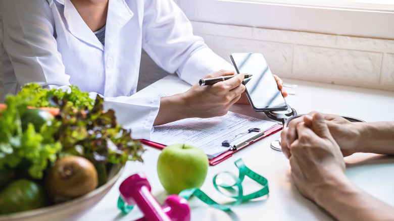 A nutritionist gives advice to a client