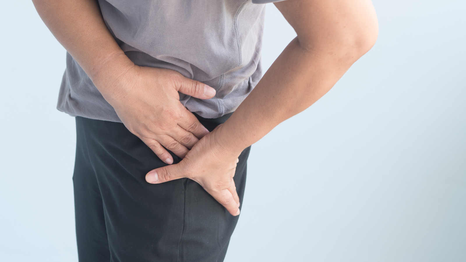 боль в пояснице и бедрах у женщин. боль в бедренном суставе. седалищный нерв в пояснице. седалищный нерв в области бедра. поясница.