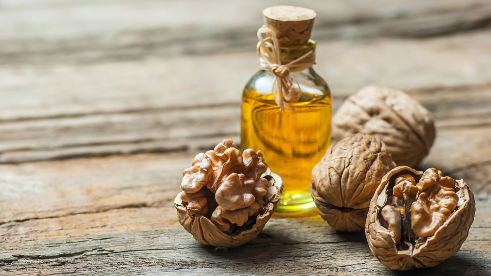 Walnut oil and walnuts