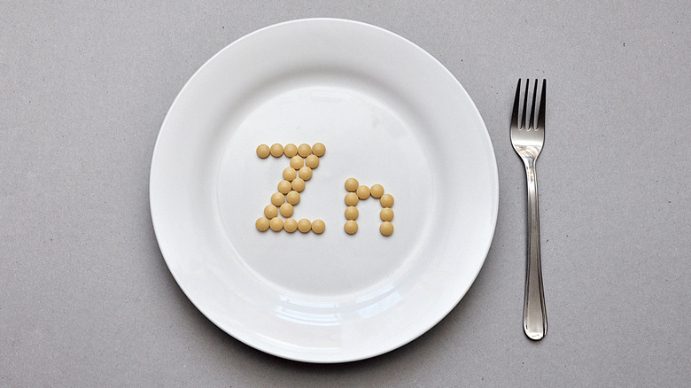 "Zn" spelled out by supplement pills on a plate