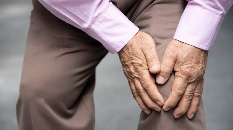 A man suffering from knee pain