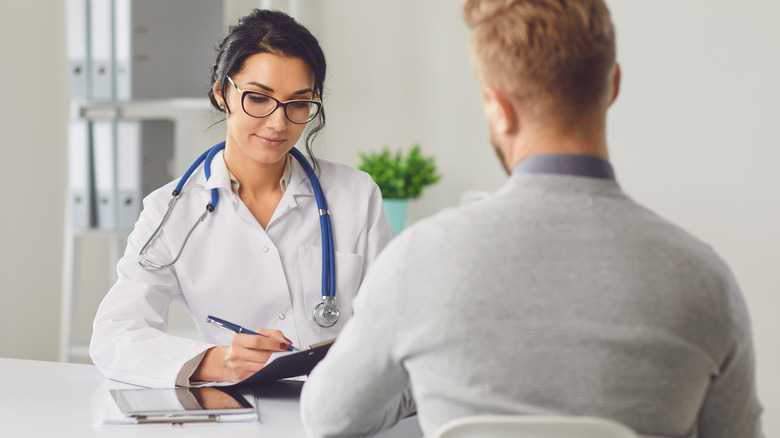 patient meeting with an allergist 